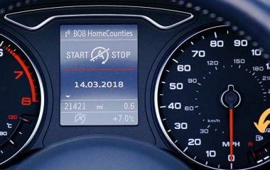 Навіть досвідчені водії не здогадуються: що означає маленька стрілочка біля індикатора рівня пального