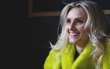 Ирина Федишин позировала на фоне цветочной композиции