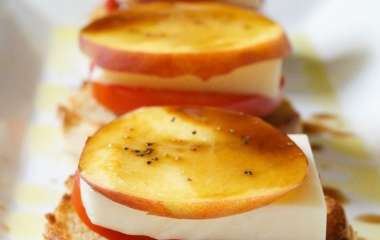 Рецепт брускетты. Персики, томаты и моцарелла