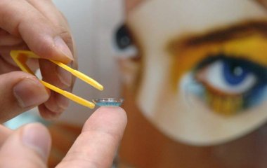 Офтальмолог розповіла про небезпеку кольорових лінз для очей