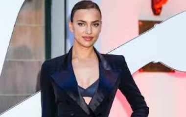 Ирина Шейк в велюровом костюме и сапогах гуляет с дочкой Леей в Нью-Йорке