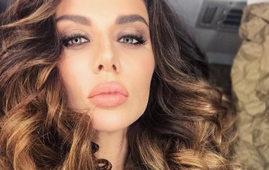 Анна Седокова примерила красный концертный наряд
