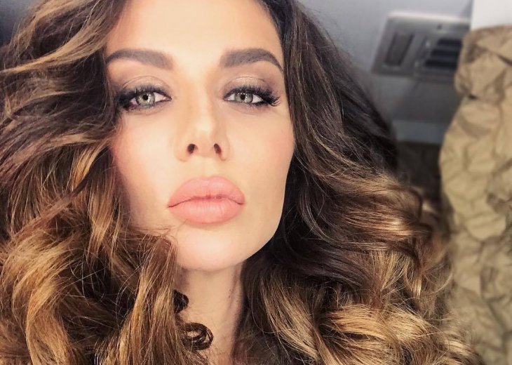 Анна Седокова примерила красный концертный наряд