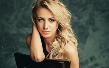 Уже здорова: Леся Никитюк завела мужчин фото в синем мини-платье