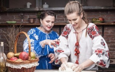 Внучка Нины Матвиенко показала 75-летнюю бабушку, которая идет в ногу с современностью: макияж под бусы, бусы под платье