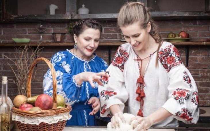 Внучка Нины Матвиенко показала 75-летнюю бабушку, которая идет в ногу с современностью: макияж под бусы, бусы под платье