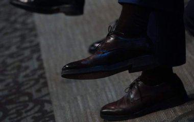 Хірург розповів про небезпеку сидіння у позі «нога на ногу»