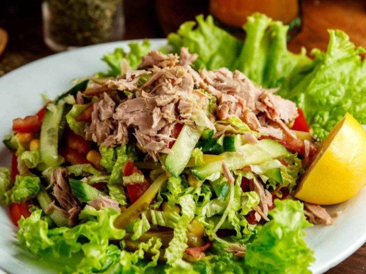 Витаминная бомба: рецепт салата с тунцом и авокадо