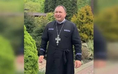 Що робити, коли на похороні на цвинтарі кинули землі за комір: священник відповів