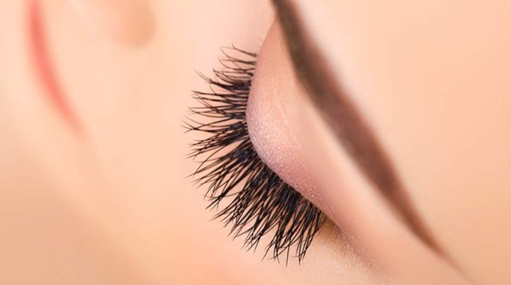 Офтальмолог предупредила об опасности наращивания ресниц