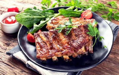 Просто тают во рту: готовим пикантные свиные ребрышки в духовке