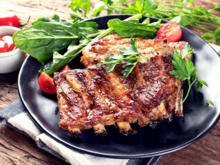 Просто тают во рту: готовим пикантные свиные ребрышки в духовке