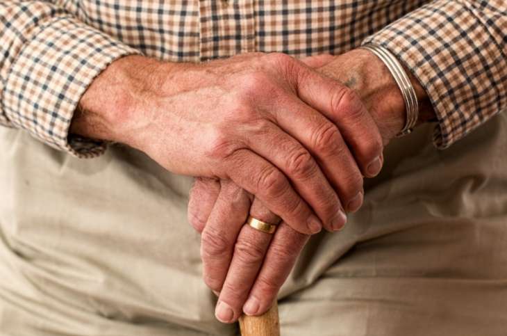 Почему болят пальцы: врач Дебора Ли назвала 8 возможных причин