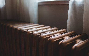 Секрет тепла в квартирі: підкладіть один лист — і комуналка 