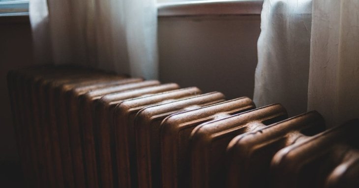 Секрет тепла в квартирі: підкладіть один лист — і комуналка
