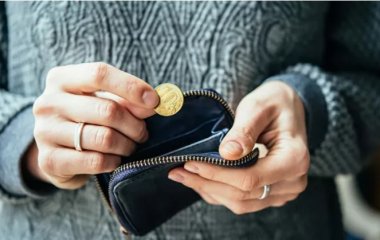 Психотерапевт рассказала о привычках, ведущих людей к бедности