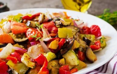 Родные попросят добавки: рецепт баклажанов с перцем в кисло-сладком соусе