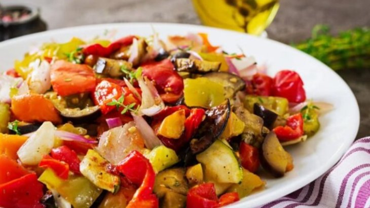 Родные попросят добавки: рецепт баклажанов с перцем в кисло-сладком соусе