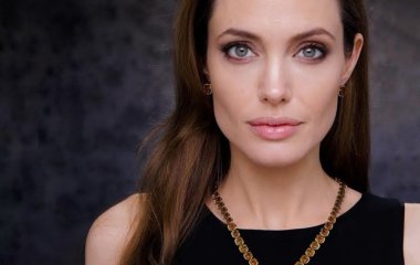 Анджелина Джоли посетила с детьми премьеру фильма “Дамбо»