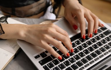 Невролог назвав головну небезпеку від роботи за клавіатурою