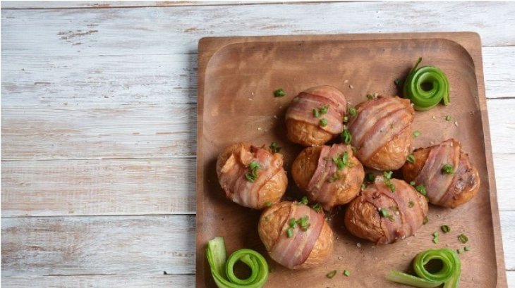 Картофель, запеченный в беконе: простой рецепт