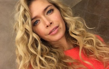 Вера Брежнева облачилась в кожаные брюки и прозрачный топ