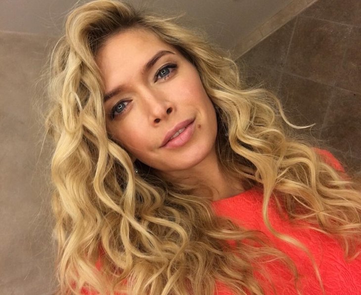 Вера Брежнева облачилась в кожаные брюки и прозрачный топ