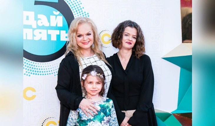 Дочь Долиной влезла в грязный скандал с освистанной Карнавал