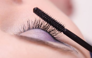 Лікар попередила про небезпеку макіяжу зі стрілками
