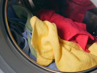 Додаєте кондиціонер до всіх речей під час прання: ось чому ви робите величезну помилку