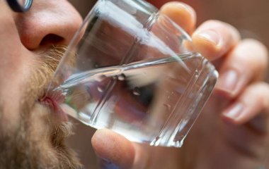 Лікарка розповіла про наслідки вживання холодної води в спеку