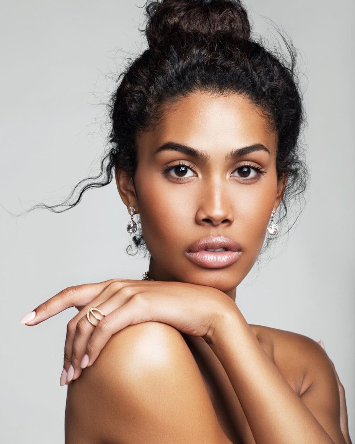 Модель-трансгендер впервые снялась в бикини для обложки спортивного глянца