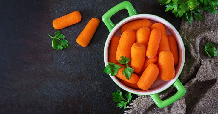 Додайте у воду під час варіння моркви цей продукт: вона матиме кремову текстуру й насичений смак