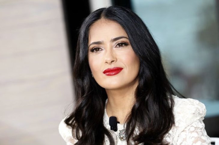 Сальма Хайек блистала в золотистом винтажном платье 