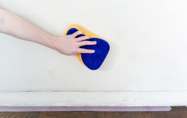 Як очистити фарбовані стіни від плям: поради господаркам