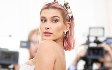 Хейли Болдуин снялась в ярких образах для фотосессии V Magazine