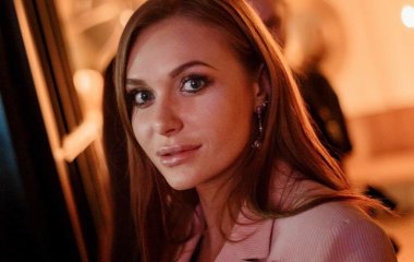 Слава Каминская позировала в декольтированном купальнике