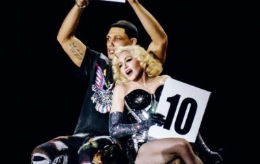 Мадонна поцеловала свого молодого бойфренда на сцене (видео)