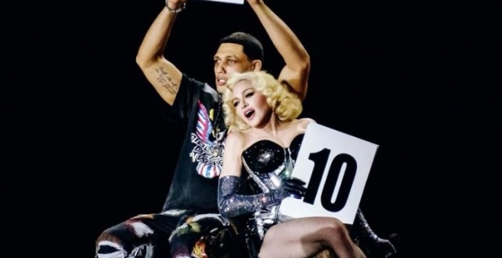 Мадонна поцеловала свого молодого бойфренда на сцене (видео)