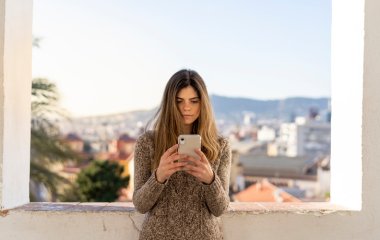 Стоит ли первой писать мужчине сообщение — отвечает эксперт
