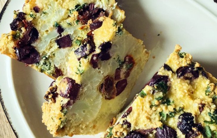 Кекс из цветной капусты с оливками и вялеными томатами