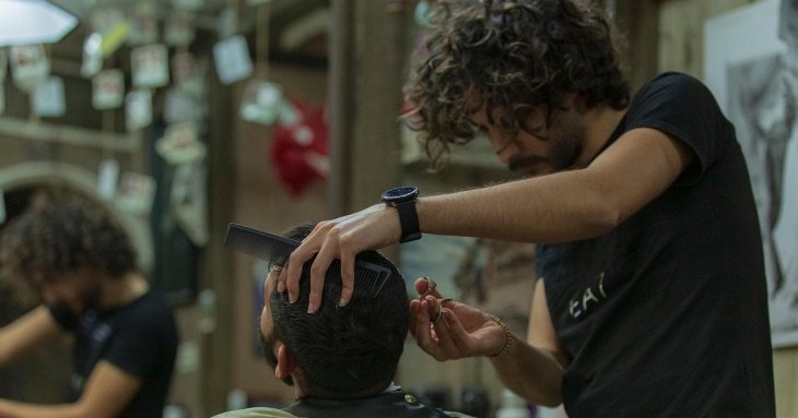 Літаком до барбера: британець полетів на інший континент, щоб зекономити