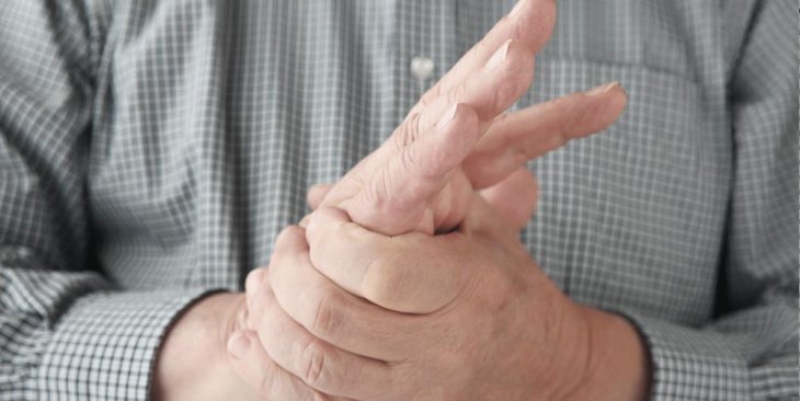 Німають пальці на руках? Нейрохірург розповів, у чому причина та небезпека