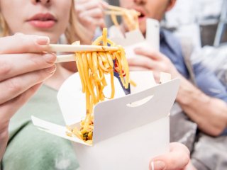 Лікар пояснив, чому постійно хочеться їсти