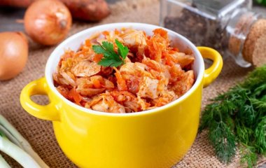 Тушкована капуста з м’ясом: простий рецепт ситної вечері