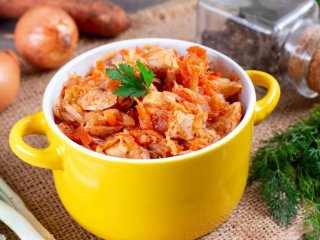 Тушкована капуста з м’ясом: простий рецепт ситної вечері