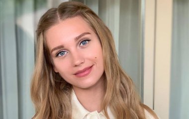 Кристина Асмус вернулась в Москву и пожаловалась на отсутствие сна