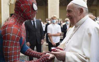Парень в костюме Человека-паука встретился с папой римским и подарил ему свою маску
