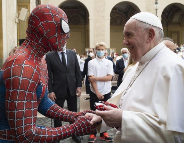 Парень в костюме Человека-паука встретился с папой римским и подарил ему свою маску