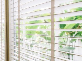 Как быстро помыть жалюзи не снимая их с окон: простой лайфхак